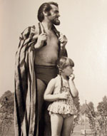 Salome Scholtens als Kind mit Vater Waldemar Kuhn