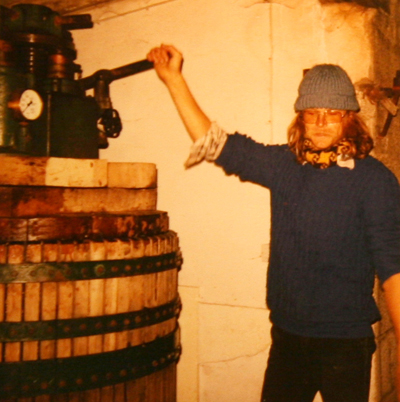 Nico Scholtens an der alten Weinpresse